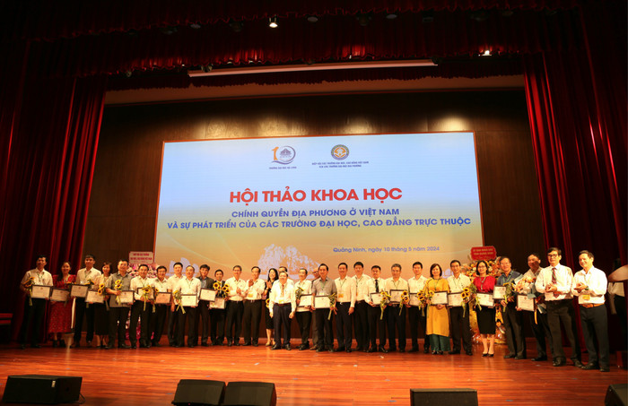 Thành viên Câu lạc bộ các trường đại học địa phương chụp ảnh lưu niệm. GDVN-ht-gd địa phương (4).jpg