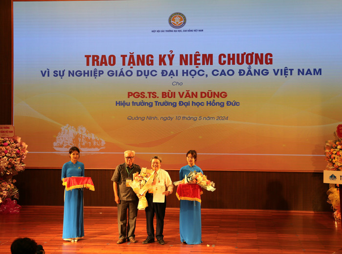 Tiến sĩ Lê Viết Khuyến trao tặng kỷ niệm chương vì sự nghiệp giáo dục đại học, cao đẳng Việt Nam cho Phó giáo sư Bùi Văn Dũng - Hiệu trưởng Trường Đại học Hồng Đức. GDVN-ht-gd địa phương (7).jpg