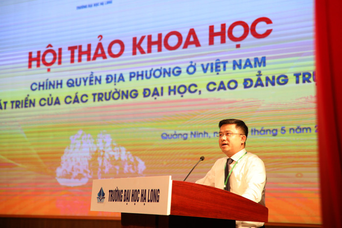 Tiến sĩ Nguyễn Đức Tiệp - Hiệu trưởng Trường Đại học Hạ Long phát biểu khai mạc hội thảo. GDVN-ht-gd địa phương (3).jpg