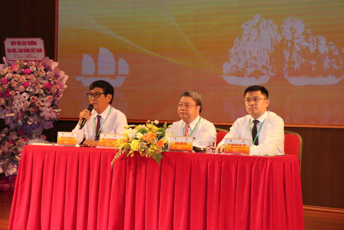 Ban chủ trì hội thảo gồm: PGS.TS. Bùi Văn Dũng, Hiệu trưởng trường Đại học Hồng Đức Chủ nhiệm Câu lạc bộ các trường Đại học địa phương; PGS. TS. Võ Ngọc Hà, Hiệu trưởng Trường Đại học Tiền Giang, Phó chủ nhiệm Câu lạc bộ các trường đại học địa phương; TS. Nguyễn Đức Tiệp, Hiệu trưởng trường Đại học Hạ Long, Uỷ viên Câu lạc bộ các trường đại học địa phương. GDVN-ht-gd địa phương (10).JPG