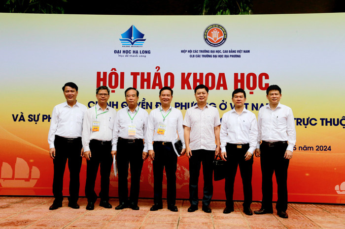Đại biểu tham dự hội thảo chụp ảnh lưu niệm GDVN-ht-gd địa phương (9).jpg