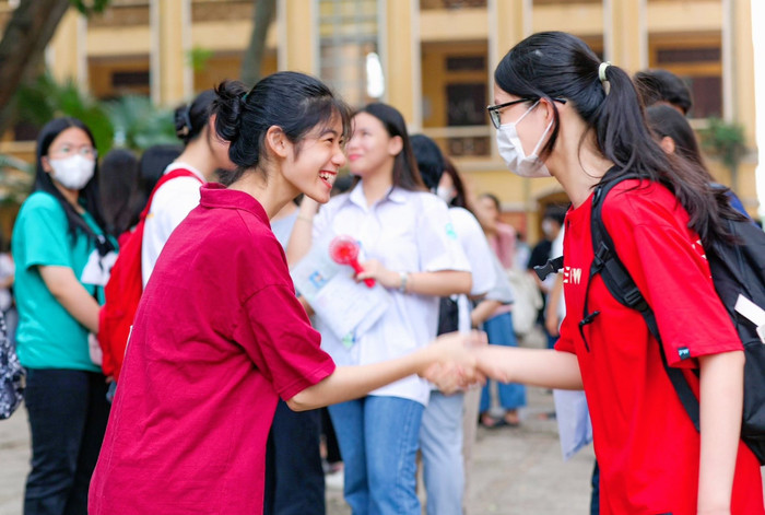 Học sinh Vĩnh Phúc tham gia kỳ thi tuyển sinh lớp 10 trung học phổ thông năm học 2023 - 2024. Ảnh: Báo Vĩnh Phúc f.jpg
