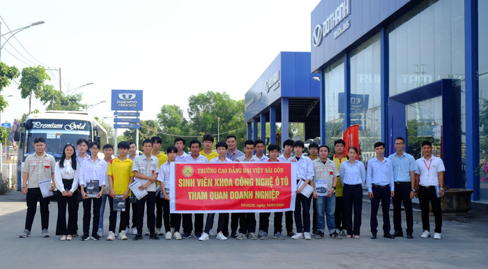 Tỷ lệ sinh viên ra trường có việc làm của ngành Giáo dục mầm non, Công nghệ ô tô, Dược sĩ, Điều dưỡng… (của Trường Cao đẳng Đại Việt Sài Gòn) luôn ở mức xấp xỉ 100%, lương khởi điểm thấp nhất là 9 triệu đồng/tháng truong-cao-dang-dai-viet-sai-gon-tham-quan-thuc-te-tai-doanh-nghiep (1).jpg