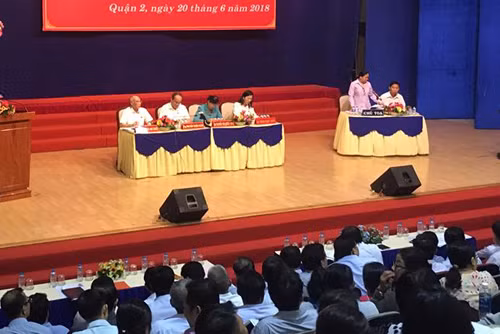 Đoàn Đại biểu Quốc hội Thành phố Hồ Chí Minh làm việc với người dân Thủ Thiêm. (Ảnh: H.L)