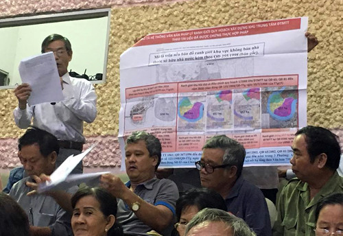 Người dân đưa ra tấm bản đồ quy hoạch Thủ Thiêm được Thủ tướng phê duyệt để đối chiếu với quy hoạch hiện tại. (Ảnh: H.L) Người dân đưa ra tấm bản đồ quy hoạch Thủ Thiêm được Thủ tướng phê duyệt để đối chiếu với quy hoạch hiện tại. (Ảnh: H.L)