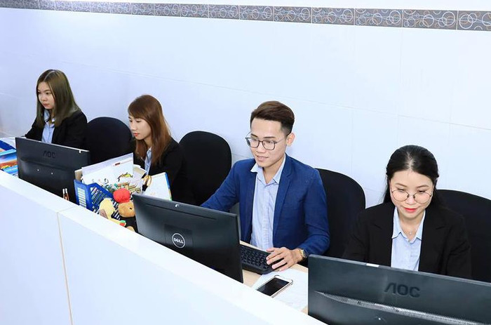 Nguyễn Hồng Phúc (áo xanh) trong giờ làm việc tại công ty. (Ảnh: H.P) Nguyễn Hồng Phúc (áo xanh) trong giờ làm việc tại công ty. (Ảnh: H.P)