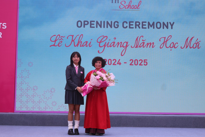 Đại diện học sinh tặng hoa tri ân Madame Thái Hương. IMG_5705.JPG