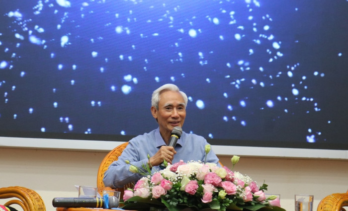 Thầy Nguyễn Phú Cường chia sẻ về các bước phát triển của trường giai đoạn 1990-1998. Ảnh: Đỗ Thơm Thầy Nguyễn Phú Cường chia sẻ về các bước phát triển của trường giai đoạn 1990-1998. Ảnh: Đỗ Thơm