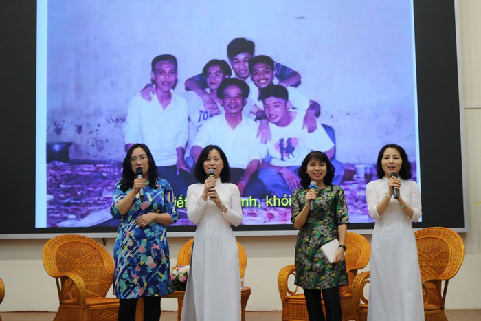 Tiết mục văn nghệ của cựu học sinh nhà trường. Ảnh: Đỗ Thơm Tiết mục văn nghệ của cựu học sinh nhà trường. Ảnh: Đỗ Thơm