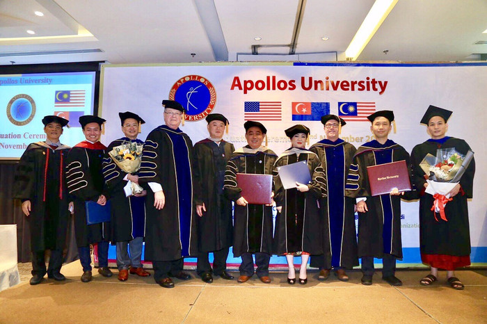 Vợ chồng ông Dũng lò vôi cùng những cá nhân ở các nước trên thế giới nhận học hàm giáo sư và bằng tiến sĩ. (Ảnh: H.L) Vợ chồng ông Dũng lò vôi cùng những cá nhân ở các nước trên thế giới nhận học hàm giáo sư và bằng tiến sĩ. (Ảnh: H.L)