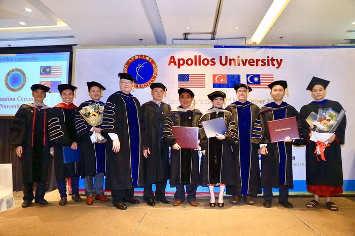 Vợ chồng ông Dũng lò vôi cùng những cá nhân ở các nước trên thế giới nhận học hàm giáo sư và bằng tiến sĩ. (Ảnh: H.L) Vợ chồng ông Dũng lò vôi cùng những cá nhân ở các nước trên thế giới nhận học hàm giáo sư và bằng tiến sĩ. (Ảnh: H.L)