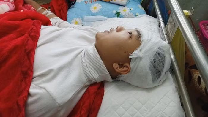 Nam sinh Nguyễn Thanh L. khi còn điều trị tại bệnh viện. Ảnh gia đình cung cấp Nam sinh Nguyễn Thanh L. khi còn điều trị tại bệnh viện. Ảnh gia đình cung cấp