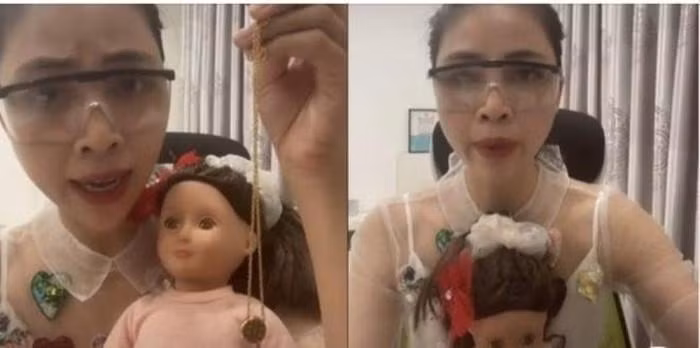 Youtuber Thơ Nguyễn quay video dùng búp bê để “xin vía học giỏi”. Ảnh cắt từ clip. Youtuber Thơ Nguyễn quay video dùng búp bê để “xin vía học giỏi”. Ảnh cắt từ clip.