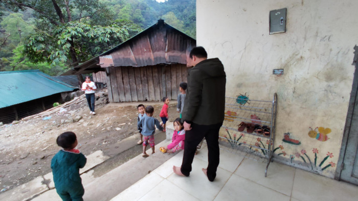 Giờ chia tay của thầy giáo với học trò. Ảnh: LC