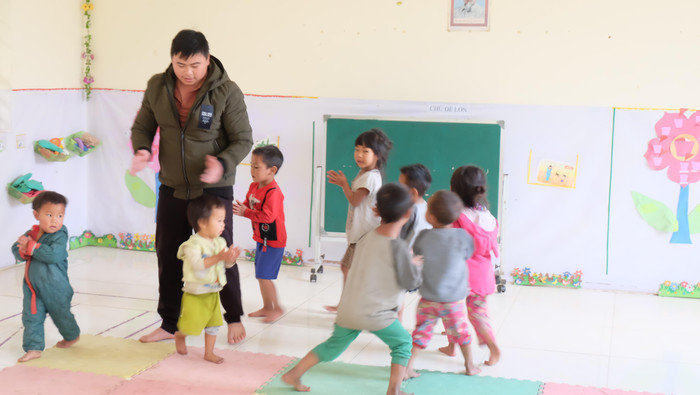 &quot;Ông bố&quot; mầm non với những đứa trẻ đang múa hát, học các bài học đầu đời của lũ trẻ. Ảnh: LC