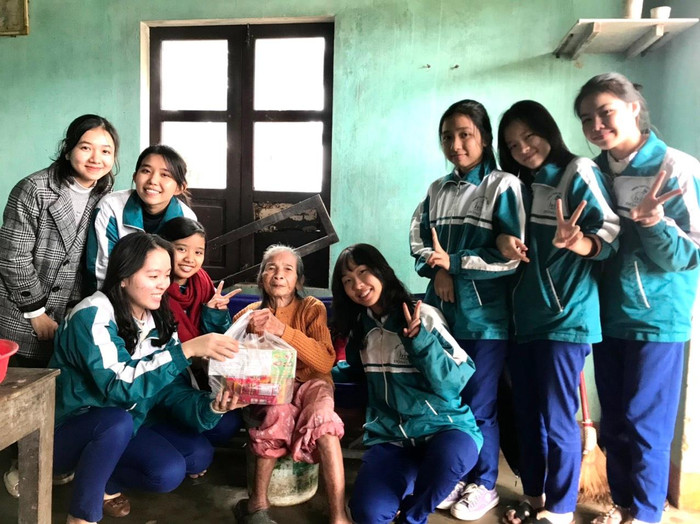 Hoạt động tình nguyện “ Chăm sóc cụ bà neo đơn” của đoàn trường Trung học phổ thông Đông Hà. Ảnh: Đoàn trường Đông Hà Hoạt động tình nguyện “ Chăm sóc cụ bà neo đơn” của đoàn trường Trung học phổ thông Đông Hà. Ảnh: Đoàn trường Đông Hà