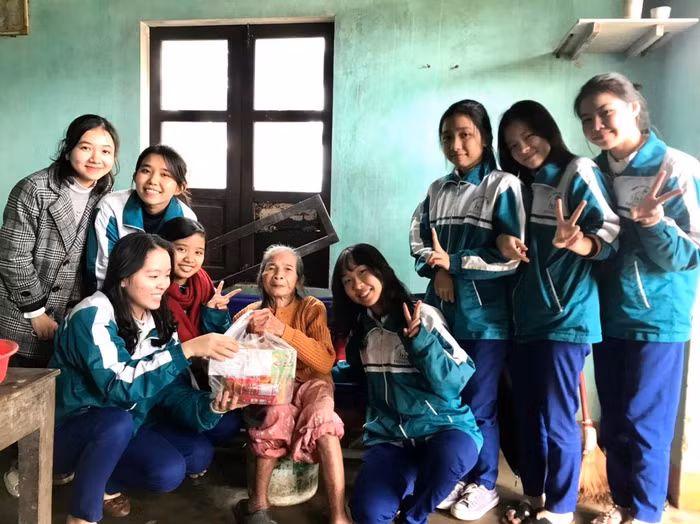 Hoạt động tình nguyện “ Chăm sóc cụ bà neo đơn” của đoàn trường Trung học phổ thông Đông Hà. Ảnh: Đoàn trường Đông Hà