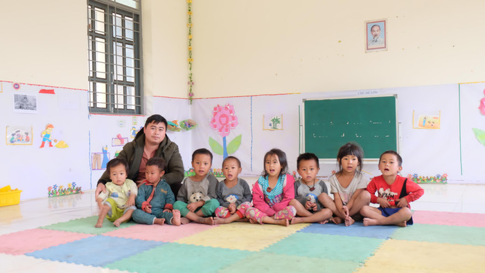 Thầy Đao Văn Nguyên cùng học trò trên điểm Xà Phìn. Ảnh: LC