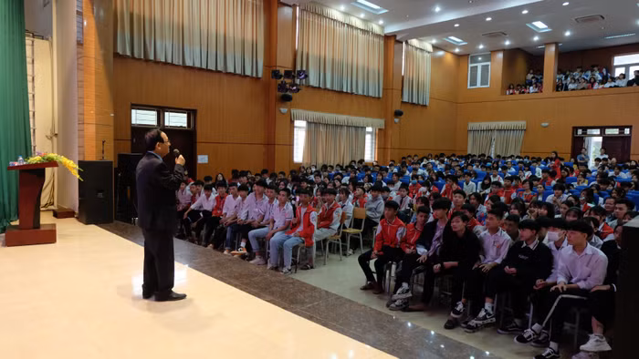 Được giao lưu với Giáo sư Nguyễn Lân Dũng là một trong những sự kiện quan trọng tại trường Trung học phổ thông Thân Nhân Trung.