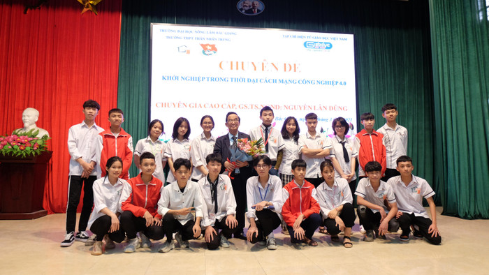 Giáo sư Nguyễn Lân Dũng mong các em học sinh hãy tự quyết định mình sẽ trở thành ai, muốn gì, đi tới đâu. Giáo sư Nguyễn Lân Dũng mong các em học sinh hãy tự quyết định mình sẽ trở thành ai, muốn gì, đi tới đâu.