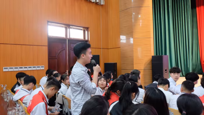 Các em học sinh đều có nhiều trăn trở trước ngưỡng cửa cuộc đời và đặt câu hỏi với Giáo sư Nguyễn Lân Dũng.