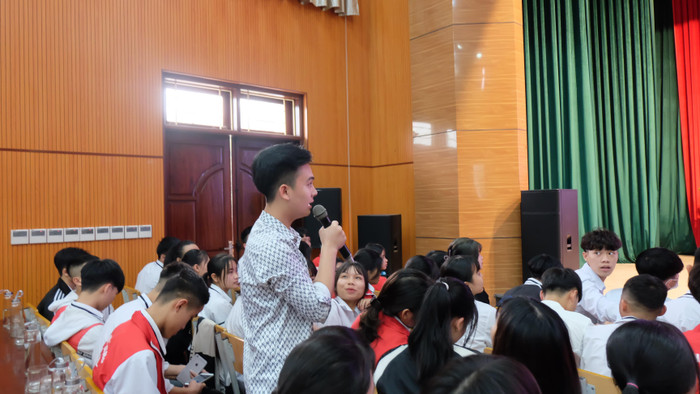 Các em học sinh đều có nhiều trăn trở trước ngưỡng cửa cuộc đời và đặt câu hỏi với Giáo sư Nguyễn Lân Dũng. Các em học sinh đều có nhiều trăn trở trước ngưỡng cửa cuộc đời và đặt câu hỏi với Giáo sư Nguyễn Lân Dũng.