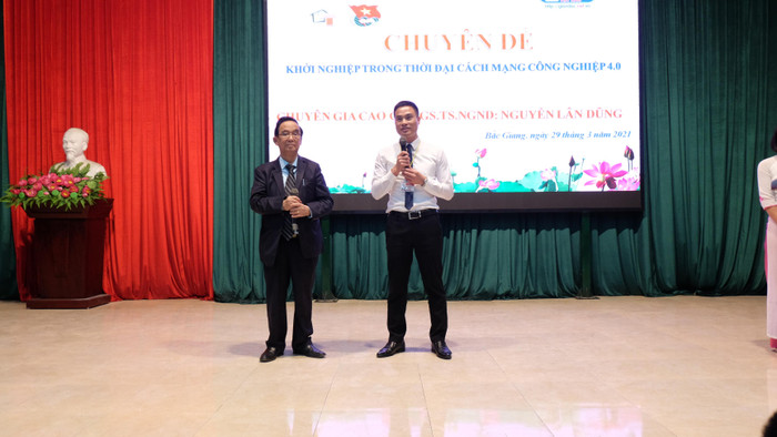 Thầy giáo Diêm Đăng Huân cho rằng: "Những điều Giáo sư chia sẻ không chỉ có ích cho các em học sinh, mà ngay cả những giáo viên cũng học được nhiều điều". Thầy giáo Diêm Đăng Huân cho rằng: "Những điều Giáo sư chia sẻ không chỉ có ích cho các em học sinh, mà ngay cả những giáo viên cũng học được nhiều điều".