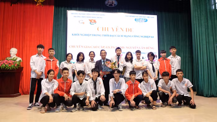 Giáo sư Nguyễn Lân Dũng mong các em học sinh hãy tự quyết định mình sẽ trở thành ai, muốn gì, đi tới đâu.