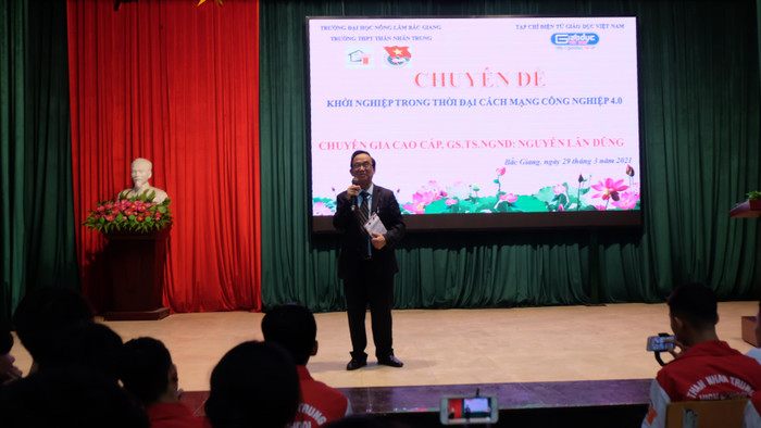 Những bài học trong suốt quá trình tự học, tự nghiên cứu của Giáo sư Nguyễn Lân Dũng đã gây ấn tượng mạnh đến các em học sinh. Những bài học trong suốt quá trình tự học, tự nghiên cứu của Giáo sư Nguyễn Lân Dũng đã gây ấn tượng mạnh đến các em học sinh.