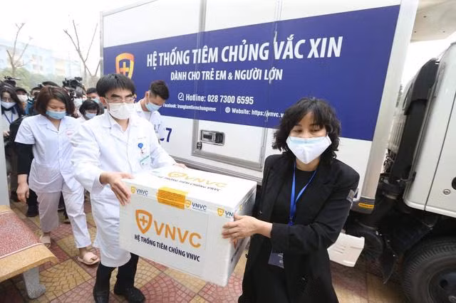 Chuyển vaccine AstraZeneca vào điểm tiêm tại Bệnh viện Bệnh nhiệt đới Trung ương cơ sở 2. Ảnh: Bộ Y tế