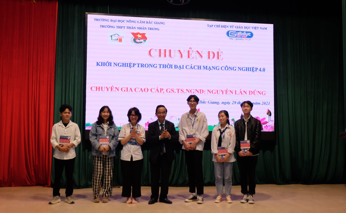 Trong chương trình giao lưu, nhiều em học sinh đã được Giáo sư Nguyễn Lân Dũng ký tặng sách, đây là món quà rất quý đối với các em. Trong chương trình giao lưu, nhiều em học sinh đã được Giáo sư Nguyễn Lân Dũng ký tặng sách, đây là món quà rất quý đối với các em.