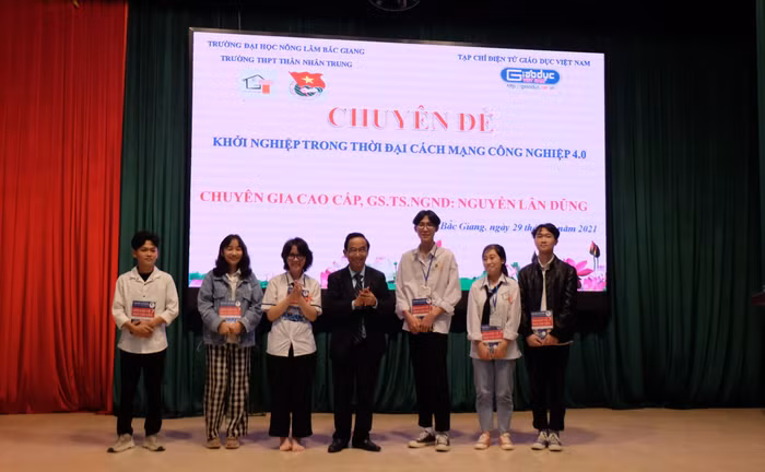 Trong chương trình giao lưu, nhiều em học sinh đã được Giáo sư Nguyễn Lân Dũng ký tặng sách, đây là món quà rất quý đối với các em.