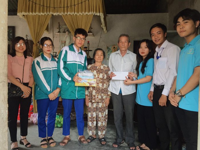 Câu lạc bộ Kỹ năng - Đoàn trường Đông Hà phối hợp cùng Đoàn phường 1 (Thành phố Đông Hà) đến thăm, tặng quà cho các gia đình thương binh, thân nhân Liệt sĩ trên địa bàn thành phố Đông Hà. Ảnh: Đoàn trường Đông Hà Câu lạc bộ Kỹ năng - Đoàn trường Đông Hà phối hợp cùng Đoàn phường 1 (Thành phố Đông Hà) đến thăm, tặng quà cho các gia đình thương binh, thân nhân Liệt sĩ trên địa bàn thành phố Đông Hà. Ảnh: Đoàn trường Đông Hà