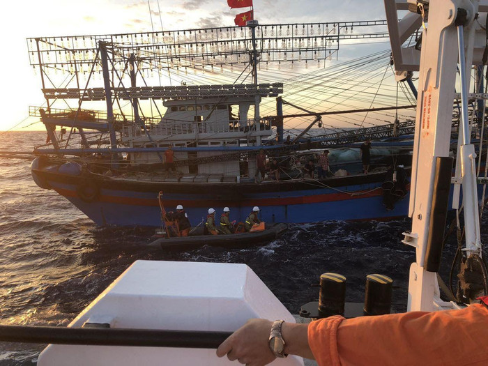 Lực lượng cứu hộ tại hiện trường vụ va chạm trên biển. Ảnh: Báo Giao thông Lực lượng cứu hộ tại hiện trường vụ va chạm trên biển. Ảnh: Báo Giao thông