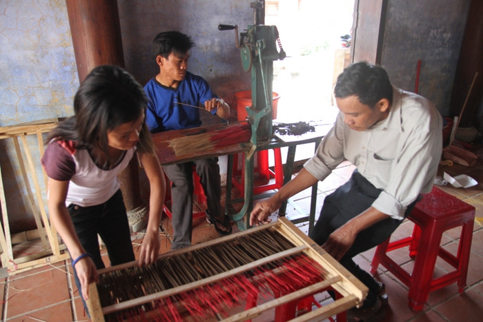 “Ngôi nhà cười” được thành lập từ năm 2009 và hiện có hơn 10 người khuyết tật có độ tuổi từ 20-30 tuổi. Mỗi người đến với “ngôi nhà cười” này đều có hoàn cảnh khác nhau nhưng có một số phận giống nhau đều là khuyết tật. “Ngôi nhà cười” được thành lập từ năm 2009 và hiện có hơn 10 người khuyết tật có độ tuổi từ 20-30 tuổi. Mỗi người đến với “ngôi nhà cười” này đều có hoàn cảnh khác nhau nhưng có một số phận giống nhau đều là khuyết tật.