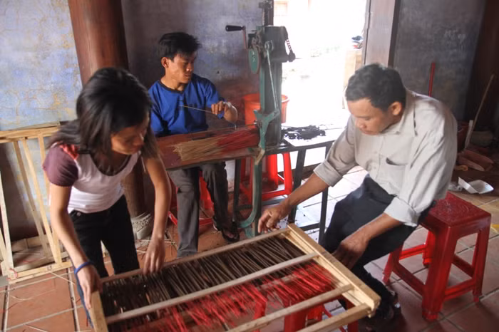 “Ngôi nhà cười” được thành lập từ năm 2009 và hiện có hơn 10 người khuyết tật có độ tuổi từ 20-30 tuổi. Mỗi người đến với “ngôi nhà cười” này đều có hoàn cảnh khác nhau nhưng có một số phận giống nhau đều là khuyết tật.