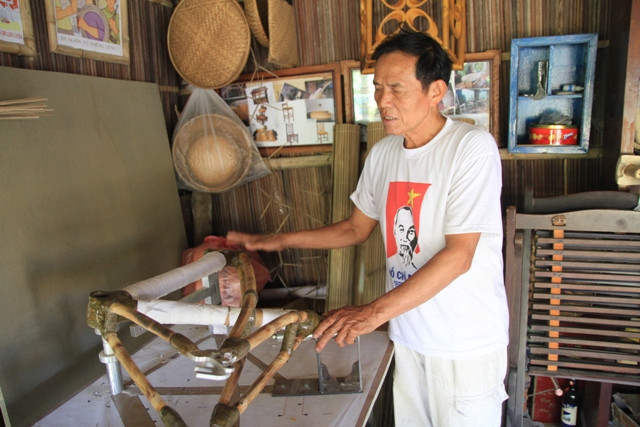 Ông Mười cho biết, khung xe đạp được làm bằng tre gai – một loại tre thân có nhiều gai, rất hiếm, người dân ít trồng. Có khi chọn khoảng 10 bụi tre bình thường thì cũng chỉ được một đến hai bụi tre gai đặc ruột, bền dẻo để làm khung xe. Ông Mười cho biết, khung xe đạp được làm bằng tre gai – một loại tre thân có nhiều gai, rất hiếm, người dân ít trồng. Có khi chọn khoảng 10 bụi tre bình thường thì cũng chỉ được một đến hai bụi tre gai đặc ruột, bền dẻo để làm khung xe.