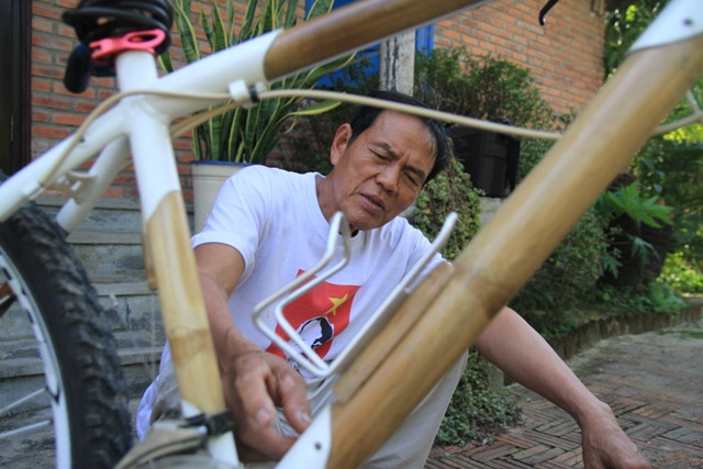 Ông Mười cho biết: Từ khi bắt đầu làm khung xe cho đến khi hoàn thành một chiếc xe đạp hoàn chỉnh phải mất khoảng hơn 1 tháng. Trong đó tiền công thuê người đi tìm cây tre gai mất 2 triệu đồng, tiền công vật liệu làm xe thể thao cho du khách nước ngoài mất khoảng 12 triệu đồng, tiền mua chiếc xe đạp "sắt" để về chế sang xe đạp tre khoảng 9 triệu đồng. Ông Mười cho biết: Từ khi bắt đầu làm khung xe cho đến khi hoàn thành một chiếc xe đạp hoàn chỉnh phải mất khoảng hơn 1 tháng. Trong đó tiền công thuê người đi tìm cây tre gai mất 2 triệu đồng, tiền công vật liệu làm xe thể thao cho du khách nước ngoài mất khoảng 12 triệu đồng, tiền mua chiếc xe đạp "sắt" để về chế sang xe đạp tre khoảng 9 triệu đồng.
