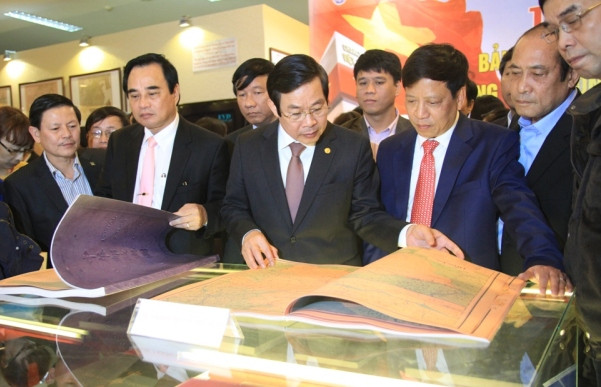 Lãnh đạo các Bộ, ngành Trung ương và TP Đà Nẵng dự Triển lãm bản đồ và trưng bày tư liệu “Hoàng Sa và Trường Sa là của Việt Nam – Những bằng chứng lịch sử” vào tháng 1/2014 tại Bảo tàng Đà Nẵng. Ảnh H.Q Lãnh đạo các Bộ, ngành Trung ương và TP Đà Nẵng dự Triển lãm bản đồ và trưng bày tư liệu “Hoàng Sa và Trường Sa là của Việt Nam – Những bằng chứng lịch sử” vào tháng 1/2014 tại Bảo tàng Đà Nẵng. Ảnh H.Q