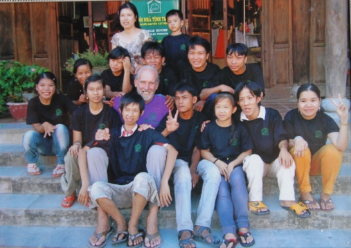 Nhiều du khách quốc tế khi đến tham quan phố cổ Hội An đã biết đến "ngôi nhà cười" này và đã giúp đỡ một phần nào cho các em. Đặc biệt, một số du khách nhận dạy tiếng Anh miễn phí cho các em để các em giao tiếp được với người nước ngoài, hy vọng những sản phẩm của mình sẽ có mặt ở "trời Âu". Nhiều du khách quốc tế khi đến tham quan phố cổ Hội An đã biết đến "ngôi nhà cười" này và đã giúp đỡ một phần nào cho các em. Đặc biệt, một số du khách nhận dạy tiếng Anh miễn phí cho các em để các em giao tiếp được với người nước ngoài, hy vọng những sản phẩm của mình sẽ có mặt ở "trời Âu".