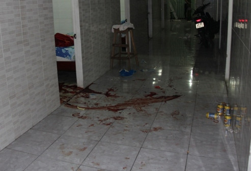 Hiện trường còn nhiều vết máu loang lổ. Ảnh H.Q Hiện trường còn nhiều vết máu loang lổ. Ảnh H.Q