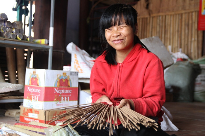 Đồng cảnh ngộ, em Đỗ Thị Lành (SN 1996, trú Cẩm Thanh, Hội An, Quảng Nam) bị khuyết tật từ nhỏ, thường xuyên có những cơn đau ở đầu. Em Lành xin vào làm ở "ngôi nhà cười" được hơn 2 năm nay. Vì sức khỏe yếu nên Lành được phân công làm công đoạn bó từng bó hương. "Chúng em ở trong ngôi nhà này ai cũng giống nhau nên động viên nhau làm việc để kiếm sống. Tuy đấu tranh với bệnh tật để làm việc rất vất vả, nhưng chúng em ai nấy đều nở nụ cười trên môi...Đó là điều an ủi gần gũi nhất để chúng em có nghị lực vượt qua số phận", em Lành tâm sự. Đồng cảnh ngộ, em Đỗ Thị Lành (SN 1996, trú Cẩm Thanh, Hội An, Quảng Nam) bị khuyết tật từ nhỏ, thường xuyên có những cơn đau ở đầu. Em Lành xin vào làm ở "ngôi nhà cười" được hơn 2 năm nay. Vì sức khỏe yếu nên Lành được phân công làm công đoạn bó từng bó hương. "Chúng em ở trong ngôi nhà này ai cũng giống nhau nên động viên nhau làm việc để kiếm sống. Tuy đấu tranh với bệnh tật để làm việc rất vất vả, nhưng chúng em ai nấy đều nở nụ cười trên môi...Đó là điều an ủi gần gũi nhất để chúng em có nghị lực vượt qua số phận", em Lành tâm sự.