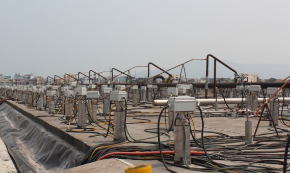 Phía trên khu vực bể chứa bùn đất nhiễm dioxin. Phía trên khu vực bể chứa bùn đất nhiễm dioxin.