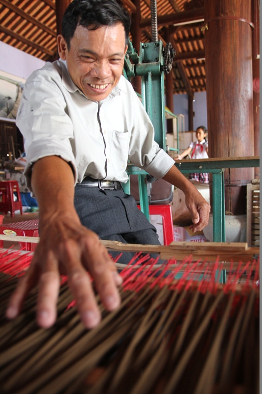 Bản thân anh Đặng Ngọc Bửu (SN 1965, trú thôn Thanh Đông, xã Cẩm Thanh, TP Hội An), Chủ nhiệm “ngôi nhà cười” này, cũng là người khuyết tật nên anh thấu hiểu nỗi niềm của những người không may có số phận như anh. Vì thế, anh Bửu đã sáng lập ra “ngôi nhà cười” với công việc chính là gấp bao bì, làm hương, dán đèn lồng…với mong muốn giúp đỡ những người bị khuyết tật tìm được việc làm, vươn lên trong cuộc sống. Bản thân anh Đặng Ngọc Bửu (SN 1965, trú thôn Thanh Đông, xã Cẩm Thanh, TP Hội An), Chủ nhiệm “ngôi nhà cười” này, cũng là người khuyết tật nên anh thấu hiểu nỗi niềm của những người không may có số phận như anh. Vì thế, anh Bửu đã sáng lập ra “ngôi nhà cười” với công việc chính là gấp bao bì, làm hương, dán đèn lồng…với mong muốn giúp đỡ những người bị khuyết tật tìm được việc làm, vươn lên trong cuộc sống.
