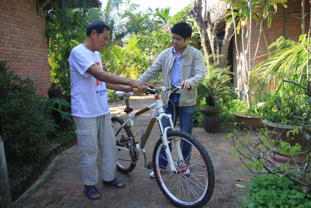 Một du khách đang được ông Mười giới thiệu về chiếc xe đạp tre thể thao. Ông Mười cũng cho biết thêm, mỗi chiếc xe đạp làm bằng tre của du khách Tây nếu làm bên nước họ thì bán với giá 60 triệu đồng/chiếc. So với xe đạp "made in Viet Nam" giá 25 triệu đồng/chiếc ông Mười bán cho "khách Tây" thì rẻ hơn rất nhiều. Một du khách đang được ông Mười giới thiệu về chiếc xe đạp tre thể thao. Ông Mười cũng cho biết thêm, mỗi chiếc xe đạp làm bằng tre của du khách Tây nếu làm bên nước họ thì bán với giá 60 triệu đồng/chiếc. So với xe đạp "made in Viet Nam" giá 25 triệu đồng/chiếc ông Mười bán cho "khách Tây" thì rẻ hơn rất nhiều.