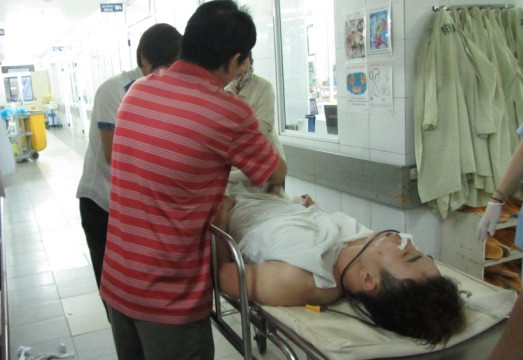 Nam thanh niên T. đang được cấp cứu trong BV Đa khoa Đà Nẵng. Ảnh H.Q Nam thanh niên T. đang được cấp cứu trong BV Đa khoa Đà Nẵng. Ảnh H.Q