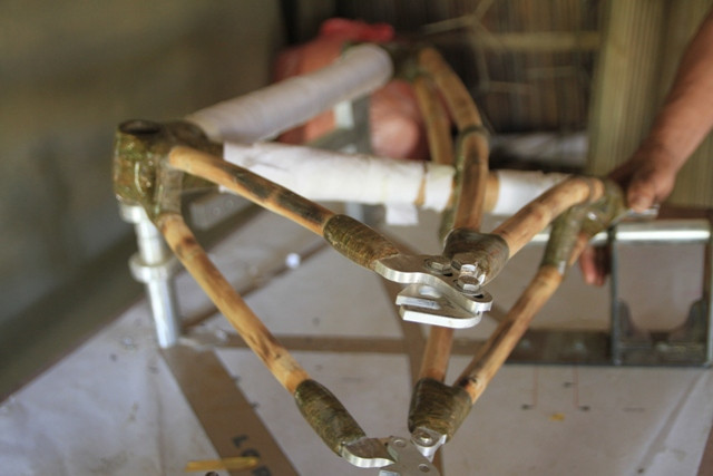 Sau khi chọn cây tre gai xong, ông Mười ngâm cây tre này dưới nước mặn 6-8 tháng, rồi đưa ra phơi nắng, sấy khô, xử lý mối mọt. Khi nào tre đạt đến độ chuẩn không còn độ co rút mới đưa vào công đoạn làm khung xe. Sau khi chọn cây tre gai xong, ông Mười ngâm cây tre này dưới nước mặn 6-8 tháng, rồi đưa ra phơi nắng, sấy khô, xử lý mối mọt. Khi nào tre đạt đến độ chuẩn không còn độ co rút mới đưa vào công đoạn làm khung xe.