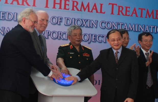 Bấm nút đóng điện đưa vào vận hành hệ thống xử lý 45.000 m3 bùn và đất nhiễm dioxin. Bấm nút đóng điện đưa vào vận hành hệ thống xử lý 45.000 m3 bùn và đất nhiễm dioxin.