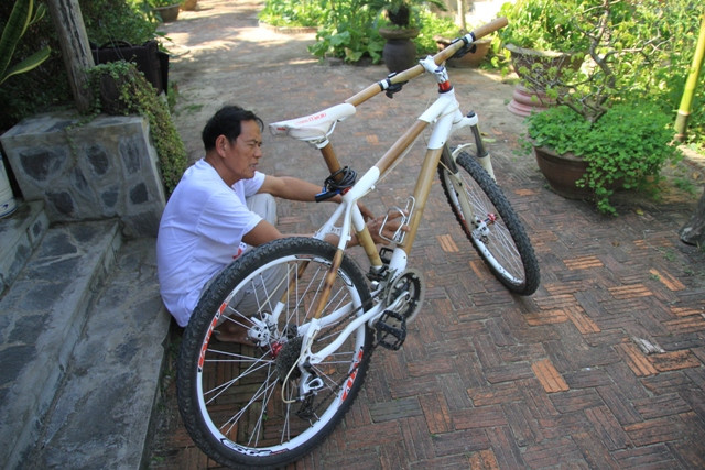 Mỗi chiếc xe đạp làm cho người nước ngoài, ông Mười bán với giá 25 triệu đồng/chiếc. Trừ mọi chi phí, ông chỉ lãi khoảng 3 triệu đồng/chiếc. Nhưng để được 3 triệu đồng tiền lãi này, theo ông Mười thì "xương" lắm. Chủ yếu "lấy công làm lãi". Ông Mười đã bán nhiều chiếc xe đạp thể thao này cho người nước ngoài, trong đó có 2 chiếc bán cho một số du khách ở Hà Lan. "Họ mua về đưa qua bên Hà Lan đi và họ điện về nói thích lắm. Một số người bạn của những người này liền đặt hàng nhờ tôi làm thêm xe để lúc nào qua Việt Nam lấy. Tuy vất vả nhưng thấy họ hào hứng xe đạp tre Việt Nam tôi vẫn cố gắng làm và muốn đưa hình ảnh cây tre Việt ra với bạn bè quốc tế", ông Mười tâm sự. Mỗi chiếc xe đạp làm cho người nước ngoài, ông Mười bán với giá 25 triệu đồng/chiếc. Trừ mọi chi phí, ông chỉ lãi khoảng 3 triệu đồng/chiếc. Nhưng để được 3 triệu đồng tiền lãi này, theo ông Mười thì "xương" lắm. Chủ yếu "lấy công làm lãi". Ông Mười đã bán nhiều chiếc xe đạp thể thao này cho người nước ngoài, trong đó có 2 chiếc bán cho một số du khách ở Hà Lan. "Họ mua về đưa qua bên Hà Lan đi và họ điện về nói thích lắm. Một số người bạn của những người này liền đặt hàng nhờ tôi làm thêm xe để lúc nào qua Việt Nam lấy. Tuy vất vả nhưng thấy họ hào hứng xe đạp tre Việt Nam tôi vẫn cố gắng làm và muốn đưa hình ảnh cây tre Việt ra với bạn bè quốc tế", ông Mười tâm sự.