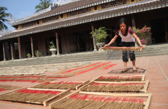 Cô gái này có cái tên là Xinh nhưng con người của em lại nhỏ thó và gặp nhiều bất hạnh. Lê Thị Xinh (trú phường An Hội, TP Hội An) bị khuyết tật tay từ nhỏ, vận động khó khăn nhưng hàng ngày vẫn cố gắng làm từng que hương để kiếm sống. Đặc biệt, ngay cả tuổi của mình, Xinh cũng không biết là bao nhiêu. “Em vào làm việc ở ngôi nhà tình thương này được khoảng 4 năm rồi. Lớn lên bản thân bị khuyết tật em cứ ngỡ mình sẽ không làm được gì, may mà được các anh chị ở đây đào tạo nghề và tạo cơ hội làm việc để kiếm sống. Bây giờ em có thể nuôi sống bản thân và giúp đỡ bố mẹ một phần nào”, em Xinh cho biết. Cô gái này có cái tên là Xinh nhưng con người của em lại nhỏ thó và gặp nhiều bất hạnh. Lê Thị Xinh (trú phường An Hội, TP Hội An) bị khuyết tật tay từ nhỏ, vận động khó khăn nhưng hàng ngày vẫn cố gắng làm từng que hương để kiếm sống. Đặc biệt, ngay cả tuổi của mình, Xinh cũng không biết là bao nhiêu. “Em vào làm việc ở ngôi nhà tình thương này được khoảng 4 năm rồi. Lớn lên bản thân bị khuyết tật em cứ ngỡ mình sẽ không làm được gì, may mà được các anh chị ở đây đào tạo nghề và tạo cơ hội làm việc để kiếm sống. Bây giờ em có thể nuôi sống bản thân và giúp đỡ bố mẹ một phần nào”, em Xinh cho biết.